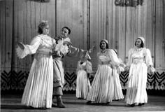 Поморский хоровод «Утушка». Неделя карело-финской музыки и танца в Москве, 1951 г. «Общее признание завоевали танцоры ансамбля, — писала газета «Правда». — Трудно сказать, что удалось им больше, то ли строгая и целомудренная поморская «Уточка», то ли полн