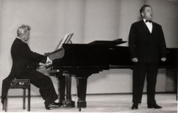 1961 год. Хельсинки. «Это был концерт в театре с залом на 2500 мест – вспоминает Петр Степанович. – В программе у меня было 3 песни. Принимали «на ура». После 3-й песни мне преподнесли большой букет красных роз. Публика никак не хотела отпускать меня со с