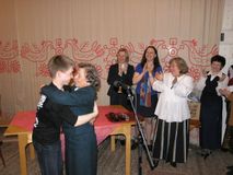 Эльза Баландис среди нынешнего поколения «Кантеле» в Доме Кантеле. Май 2005 г.