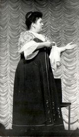 Валентина Лашина во время выступления в Москве, в Колонном зале Дома Союзов. программа, посвященная 150-летию «Калевалы». 4 марта 1985 г.