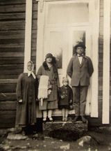 5-летняя Эльза с родителями и бабушкой. Последняя фотография в Финляндии перед отъездом в Канаду. 1927 г.