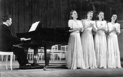 Неделя музыки и танца Карелии в Москве в 1946 году. Зал им. П.И.Чайковского. Вокальный квартет: Люция Теппонен, Таисия Перхина, Елена Хулко, Май-Лиз Туорела. Концертмейстер – Михаил Ладнов