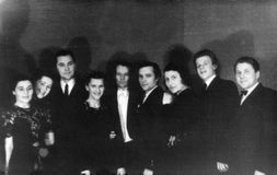 С ленинградскими артистами после спектакля «Евгений Онегин» П.Чайковского, 1953. В центре – Лев Косинский, крайний справа – артист «Кантеле» Петр Титов (в опере исполнял партию Трике)