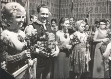 Гастроли в Нойбранденбурге (ГДР) — городе-побратиме Петрозаводска, 1972 г. Татьяна Антышева среди артистов «Кантеле» крайняя слева