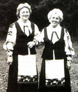 Кантелистки Наталья Акулишнина и Татьяна Антышева