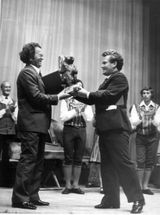 Вручение художественному руководителю Андро Лехмусу памятного медведя от трудящихся Усть-Вымского района Коми АССР, 24 июня 1980.