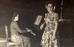 Женя Юнина — студентка Петрозаводского музыкального училища. Июнь 1949 г. За роялем — Клавдия Костина. Фото Л.А.Косинского
