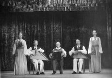 Сказка «Девушка у моря» (муз. Л.Вишкарева). Слева направо: Люция Теппонен, Максим Гаврилов, Иван Семенов, Тойво Вайнонен, Зинаида Козлова. Ленинград, 1953