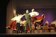 Сцена из спектакля: финальная пляска – карельский танец «Ристу-Кондра»