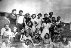 По дороге в Прибалтику, 1947 г. Эльза Баландис — в нижнем ряду вторая справа.