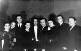 Дирижер Косинский (в центре) с ленинградскими и карельскими артистами после исполнения «Евгения Онегина» П.Чайковского, 1956 г.