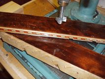 2 боковины – вот и все, что осталось от неизвестной модели кантеле неизвестного (сегодня) мастера. Возможно, то, что они сделаны из древесины граба, а также применение инкрустации, указывает на не карельское происхождение инструмента…