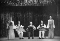 Сказка «Девушка у моря» (муз. Л.Вишкарева). Слева направо: Люция Теппонен, Максим Гаврилов, Иван Семенов, Тойво Вайнонен, Зинаида Козлова. Ленинград, 1953 г.