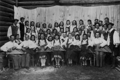 Первый послевоенный состав ансамбля «Кантеле»: оркестр, хор, танцевальный коллектив. Петрозаводск, 1945. В ряду кантелистов в центре – Кертту Вильянен