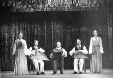 Сказка «Девушка у моря» (муз. Л.Вишкарева). Слева направо: Люция Теппонен, Максим Гаврилов, Иван Семенов, Тойво Вайнонен, Зинаида Козлова. Ленинград, 1953 г