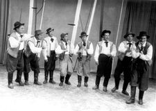 Эрик Раутио (справа) – участник финского мужского вокально-игрового ансамбля «Старые холостяки». 1960 годы