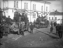 Первомайская демонстрация в Петрозаводске. На заднем плане - здание современного Дома Кантеле. 1930 г.