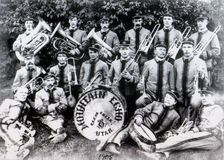 Американский джаз-ансамбль, 1905. Крайний справа внизу – Карл Раутио