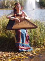 Кантеле-альт работы И.Кукка и сегодня звучат в руках артистов «Кантеле». Артистка оркестра Александра Сахарова