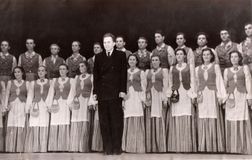 Москва, октябрь 1951. Неделя Карело-Финской музыки и танца. Хор «Кантеле», руководитель — Григорий Сергеевич Максимов. Евгения Юнина — в первом ряду третья слева