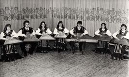 Ансамбль кантелистов в начале 1990-х гг. Валентина Матвеева — третья слева