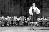 Сиркка Рикка поет в сопровождении оркестра кантелистов. Выступление в зале им. П.Чайковского в рамках Недели карело-финской музыки и танца Карелии в Москве, 1946 г.