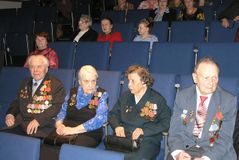 Эльза Баландис среди ветеранов «Кантеле» (вторая справа) в зале Национального театра Карелии перед премьерой программы «Гастроли длиной в войну…». Май 2005 г.