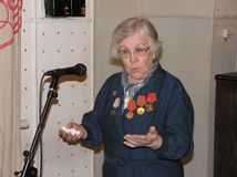 Евгения Юнина выступает на вечере в честь Дня Победы в Доме Кантеле. Май 2005 г.