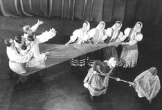 Заключительная сцена из «Карельской рыбацкой пляски» (постановка Василия Кононова). Солисты — Тамара Пчелина и Илья Жуков