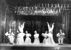 Поморский хоровод «Утушка». Эльза Баландис — первая слева. Аккомпанемент — Тойво Вайнонен и Максим Гаврилов. Ленинград, 1953 г. Женские костюмы сшиты Эльзой Баландис.