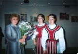Наталья Павловна Акулишнина и ее воспитанницы Катя и Оля Коршуновы. Фойе Национального театра Карелии, май 2004 г.