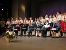 На сцене после премьеры программы «Гастроли длиной в войну»: спустя 60 с лишним лет… Артисты «Кантеле» 40-х – и артисты сегодняшнего «Кантеле». Май 2005 Артисты «Кантеле» военных лет (слева направо): скрипач Леонид Аверин (муж певицы Милицы Кубли), певец 