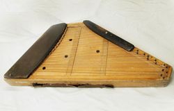 Кантеле работы И.Кукка. Инструмент находится в Краеведческом музее