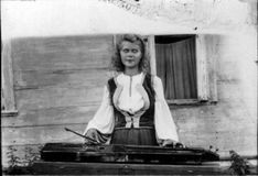 Ирья Салми играла в ансамбле на вирсиканнеле и йоухикко, ее муж Олави — на кларнете и саксофоне