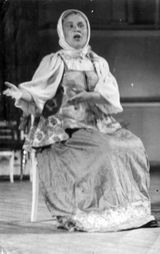 На сцене – народная сказительница Евдокия Тихонова