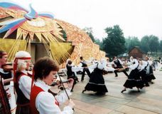 Выступление «Кантеле» в Москве, на Всероссийском фестивале национальной культуры. 2002