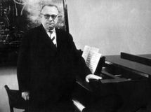 Леонид Привалов, педагог по вокальному искусству. Сыграл важную роль в подготовке артистов-вокалистов в ансамбле