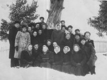 Гастроли «Кантеле» в Калевале. Эльза Баландис — в центре (слева от дерева).