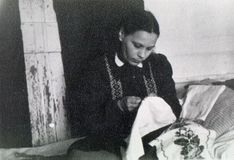 Анна Шенкман (Арифметикова), артистка балета, шьет концертный костюм.