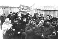 А.И.Голланд среди артистов «Кантеле» на демонстрации.