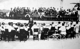 Концерт на пристани в Петрозаводске. 1936 г. Художественный руководитель и дирижер — Виктор Гудков