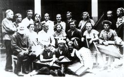 Группа участников будущего ансамбля «Кантеле» с народными кантелистами: слева стоит Виктор Гудков, справа сидит (в кепке) Степан Тупицын, на полу в центре сидит Иван Лебедев. Петрозаводск, сентябрь 1934. Фото из Национального архива Республики Карелия