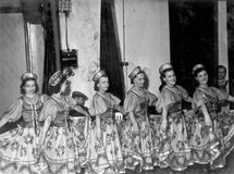 Кононовский «Вепсский танец с ложками» — «золотой фонд» ансамбля. Эльза Баландис — третья слева. 2-я пол.1950-х гг.