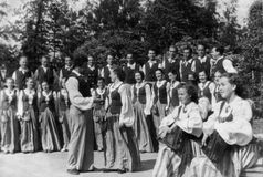 Съемки в киножурнал «Советская Карелия». Парк культуры и отдыха в Петрозаводске, 17 июня 1951. Солисты Александра Колчина, Владислав Сладковский и Сиркка Рикка