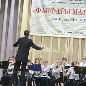 Сыграла в составе образцового коллектива