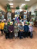 Экскурсия в поселковую библиотеку: средняя и старшая группы.