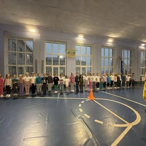 Новогодние приключения малышей: школа отметилась веселыми спортивными стартами.