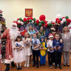 Новогодние приключения Коня Юлия и Змеючки спасают праздник в начальных классах.