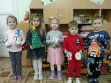 Дети с поделками. средняя группа