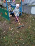 Уборка участка от листвы. Средняя группа Б